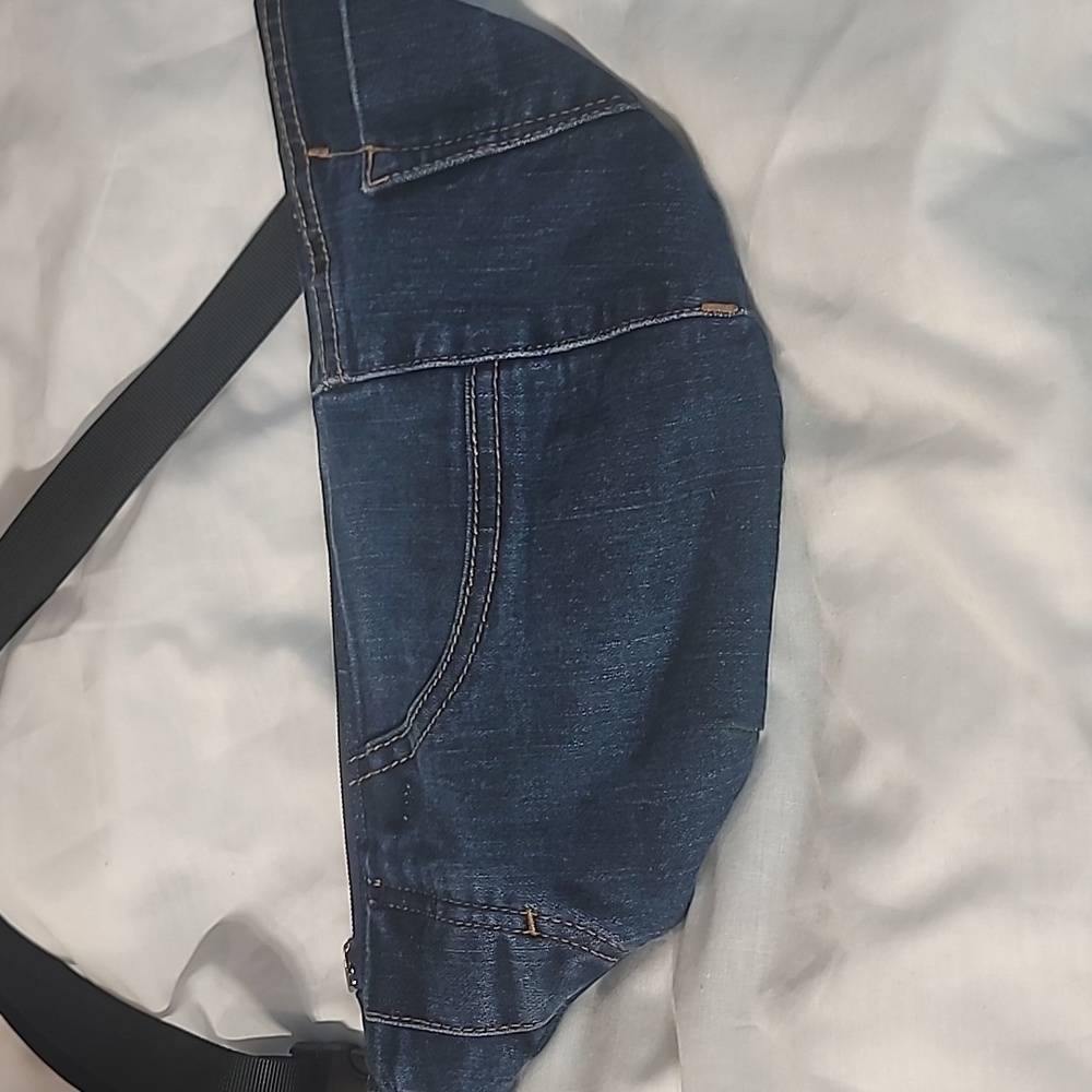 Fanny pack made from upcycled jeans - Picture 3 of 4